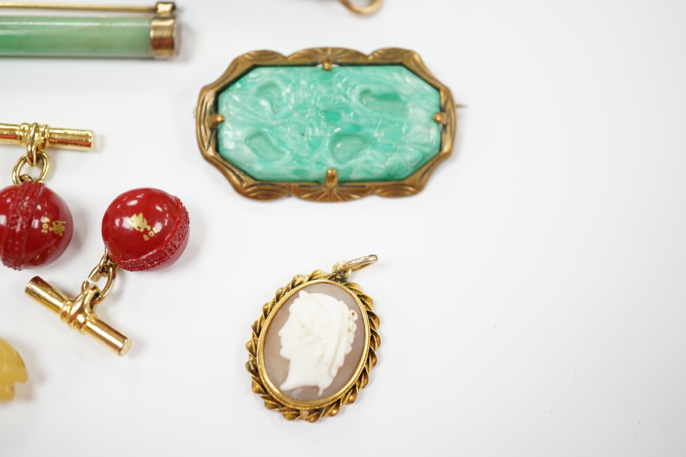 Assorted jewellery, including a 9ct gold mounted penknife(a.f.), an enamelled egg pendant, pair of jade earrings and a jade brooch, a 14k and cultured pearl cluster set brooch, etc.